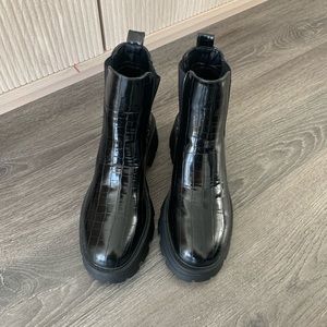 Cute shoes, just does not fit my wide foot!